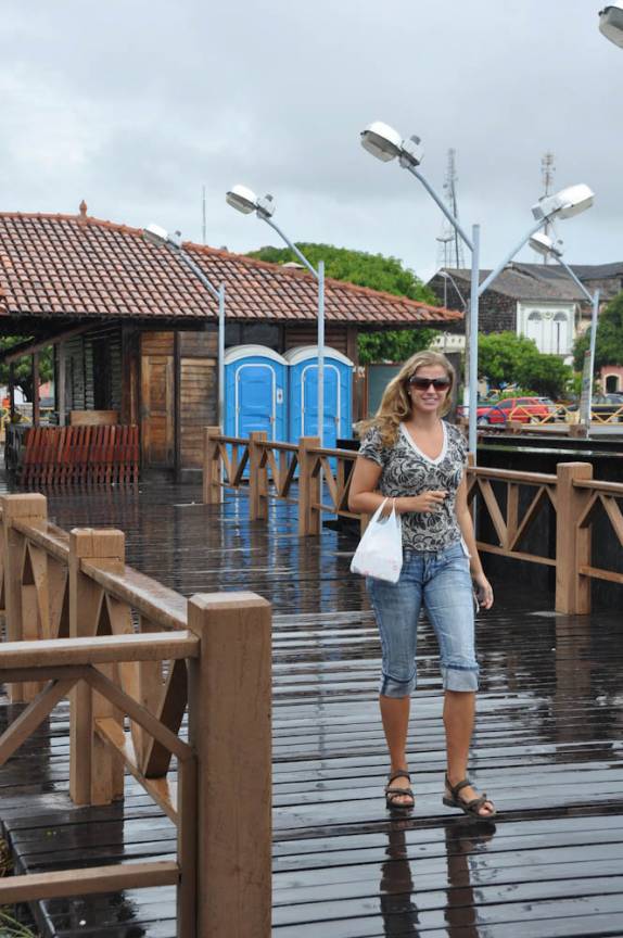 Com chuva, no píer de Santarém - PA